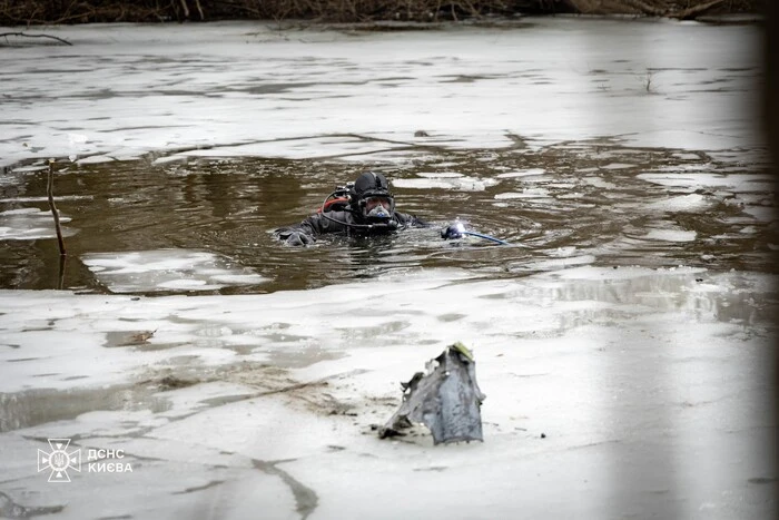 У Києві водолази-сапери вилучили залишки російської ракети (фото)
