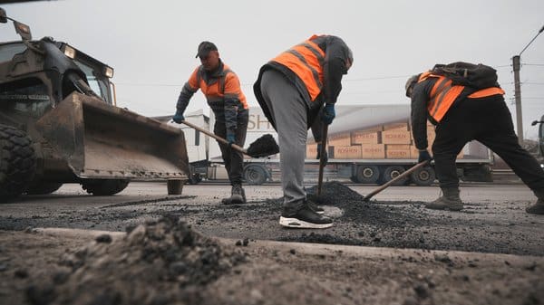 Проїзд Броварським проспектом буде частково ускладнено до середини травня. 10 Проїзд Броварським проспектом буде частково ускладнено до середини травня. 10
