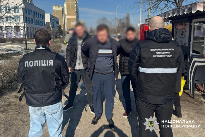 Виїзд за кордон у статусі священника: поліція Києва викрила чергову схему для ухилянтів