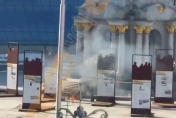 Уламки ворожого дрона впали біля підніжжя Монумента Незалежності в Києві (відео)