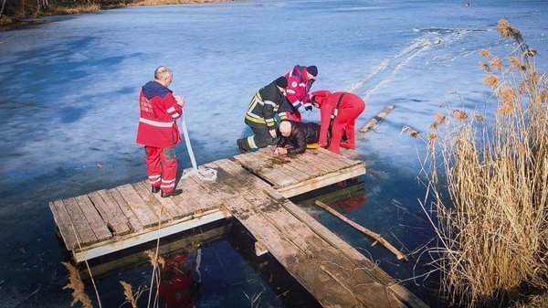 Головна 19 Двох осіб витягнули з водойми на Київщині: інцидент на озері.