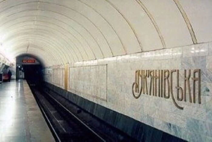 “Лук’янівська”: оновлення вхідних дверей та графік роботи станції