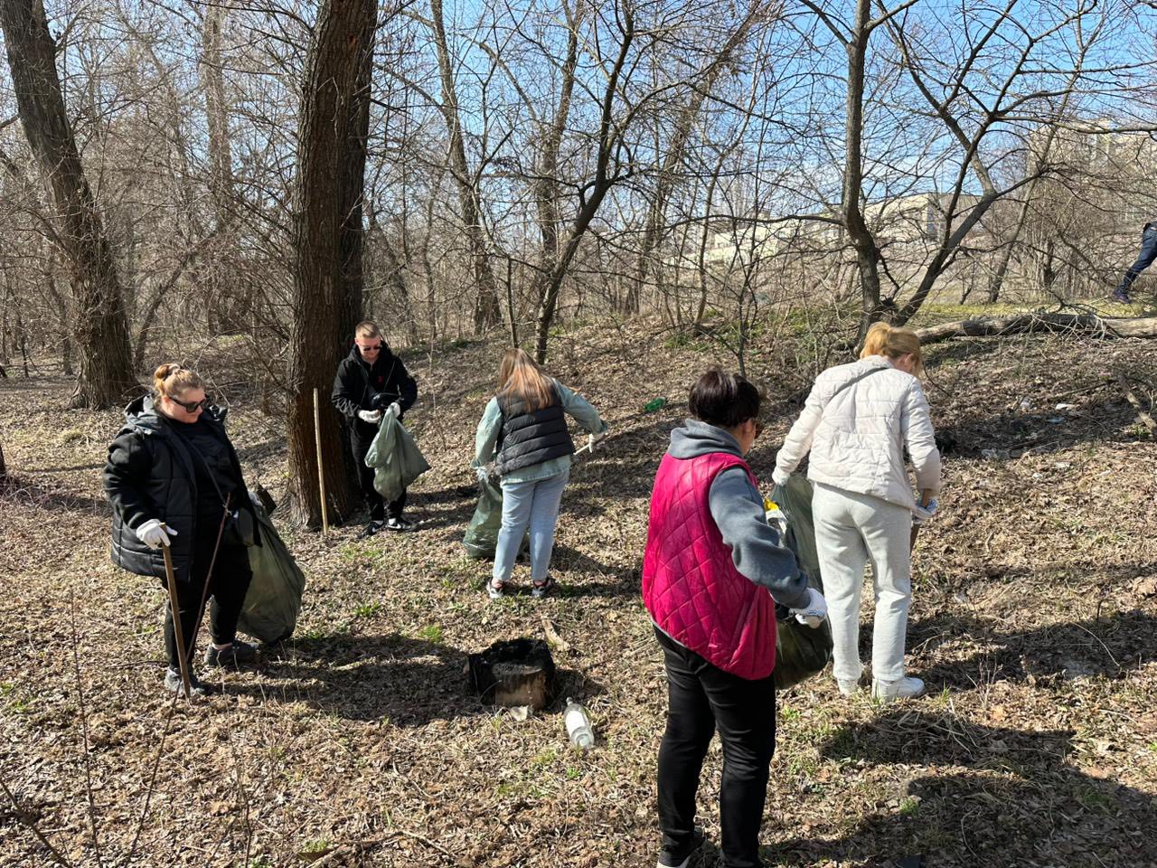 Зібрали тонни сміття на прибережній зоні: на столичній Оболоні провели толоку