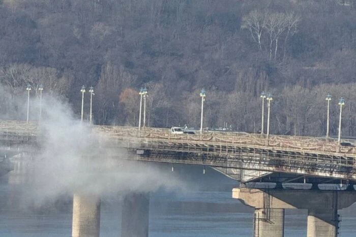 «Київтеплоенерго» ліквідувало пошкодження тепломережі на мосту Патона