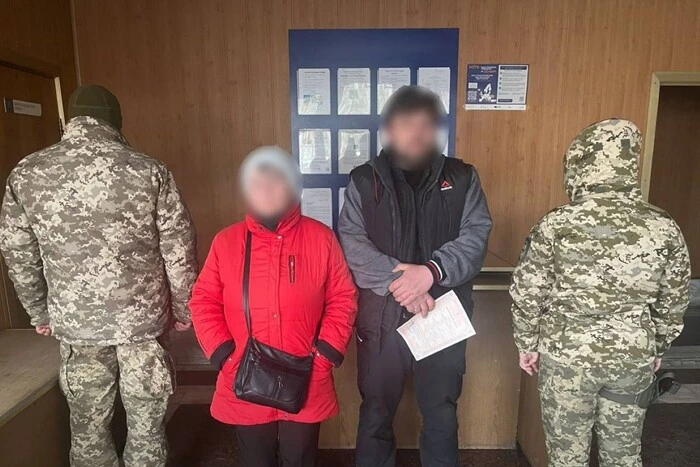 Головна 12 Засипались на компонентах: прикордонники розкрили фальшиве одруження киянина з 80-річною матір’ю дружини.