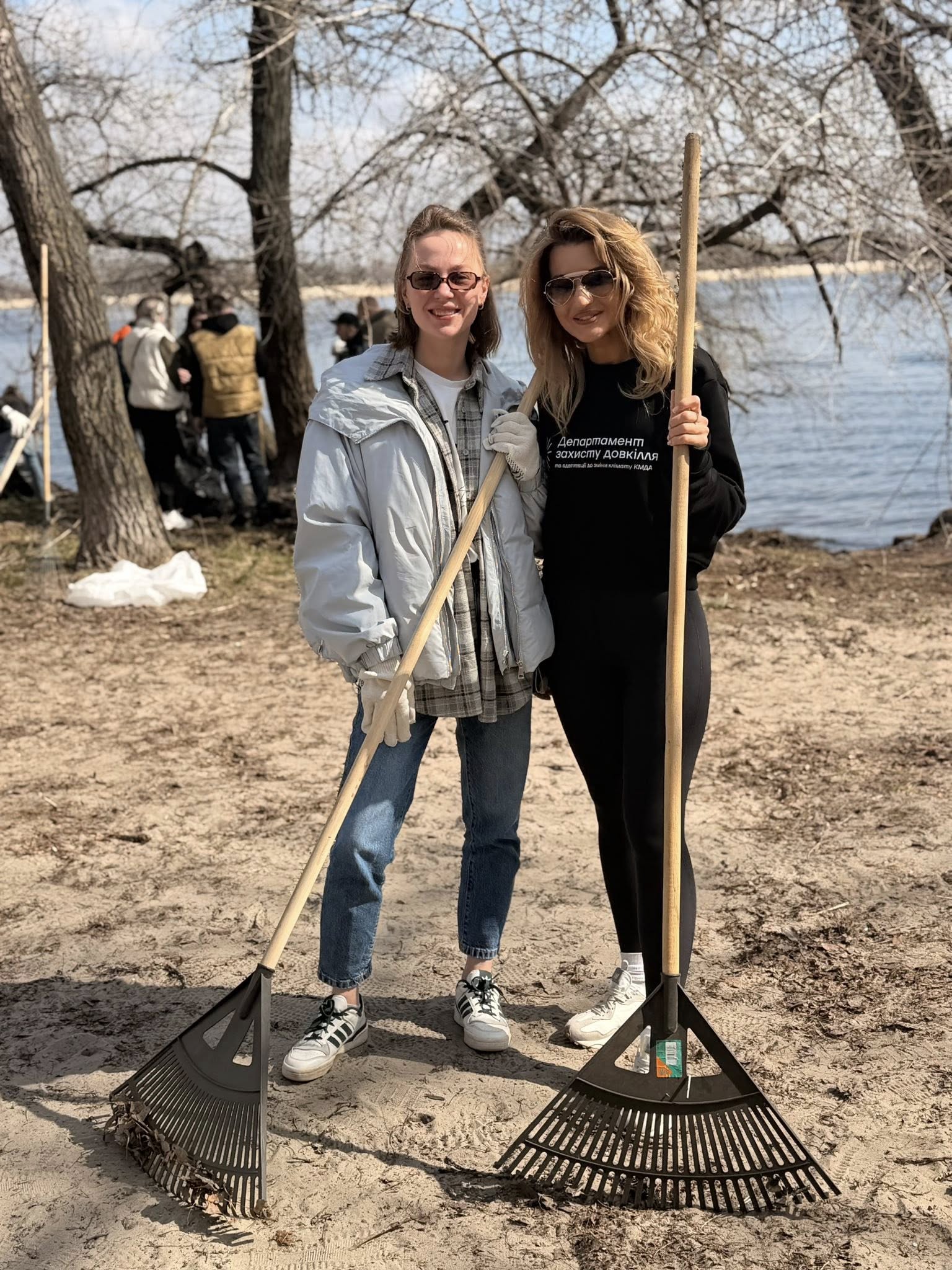 Зібрали тонни сміття на прибережній зоні: на столичній Оболоні провели толоку