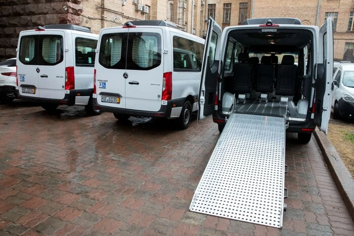 Берлін та Лейпциг передали Києву спецтранспорт: хто зможе скористатися новими мікроавтобусами