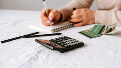 Столичного пенсіонера позбавили помешкання через борги за комунальні послуги: квартиру виставили на торги. 2