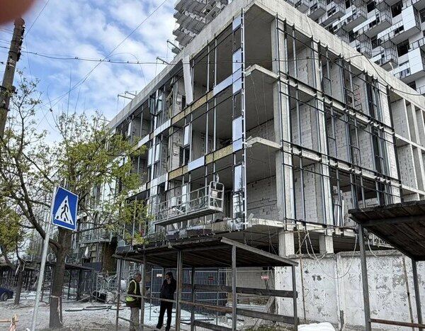 Удар по Києву: постраждав житловий комплекс Boston біля Почайни, травмовано робітників (знімки)