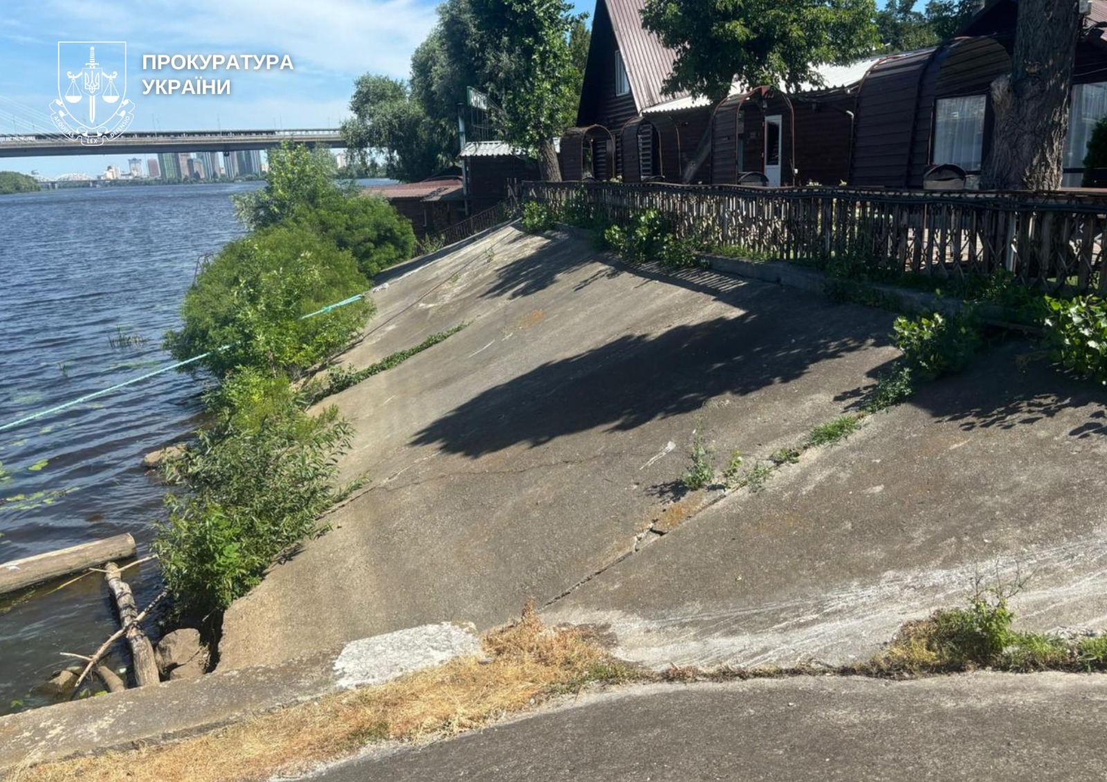 Суд зобов’язав знести незаконний комплекс відпочинку на березі Дніпра в Києві