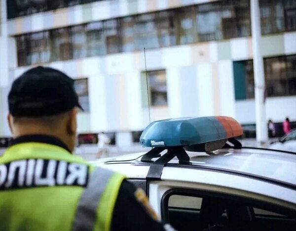 У торговому центрі Києва – сутичка: ніж проти вогнепальної зброї, є постраждалий (відеозапис)