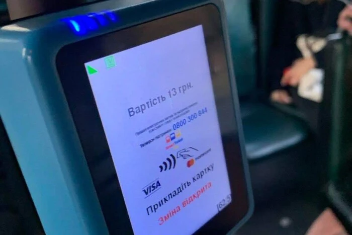 Головна 10 Київські маршрутки обладнали новими пристроями для оплати проїзду (фото)