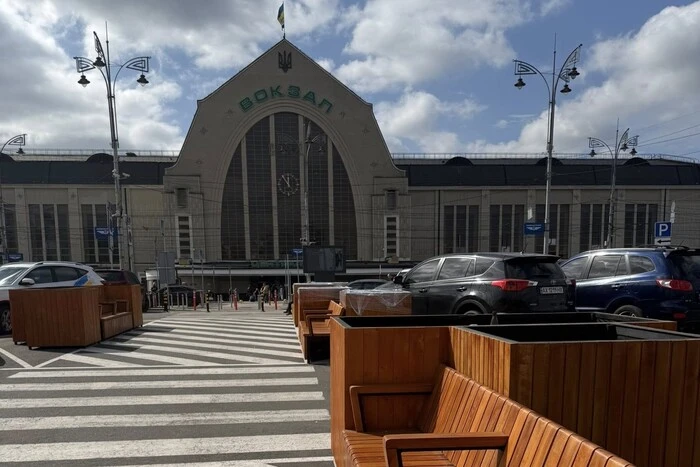 Київ: біля Головного вокзалу з’явились 10 парклети – думки містян