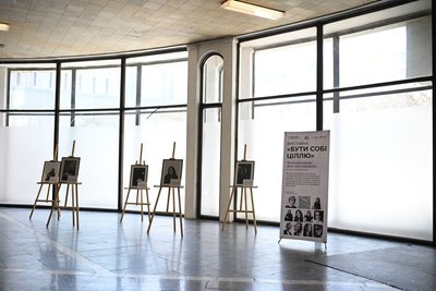 "Бути собі ціллю": історії про лідерство жінок з інвалідністю у фотовиставці на станції метро "Золоті ворота" у Києві