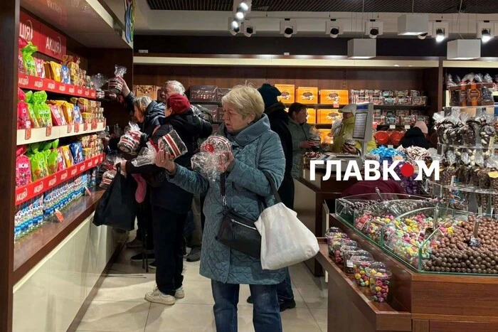 Паска від Порошенка за 300 гривень: Щорічний ажіотаж в крамницях Roshen (фотозвіт) 8