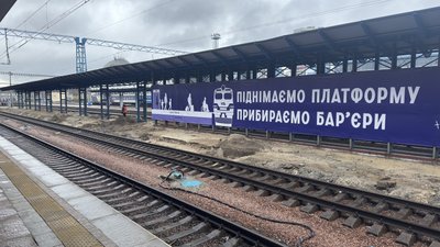 У Києві на станції розпочали зведення першої доступної платформи. 3