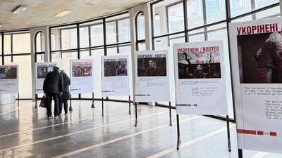 Фотоекспозиція “Вкорінені”: до річниці Чорнобильської катастрофи в київському метро презентували долі мешканців&hellip;