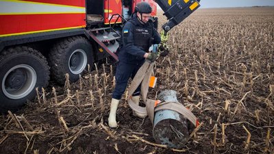 Головна 10 На Київщині: в полі виявлено залишки російської ракети.