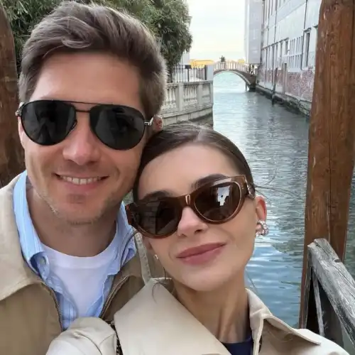 Головна 42 Володимир Остапчук з родиною (дружиною та сином) змінюють місце проживання на Канаду.