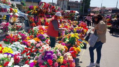 Київ просить: вшануйте померлих без штучних квітів на кладовищах.