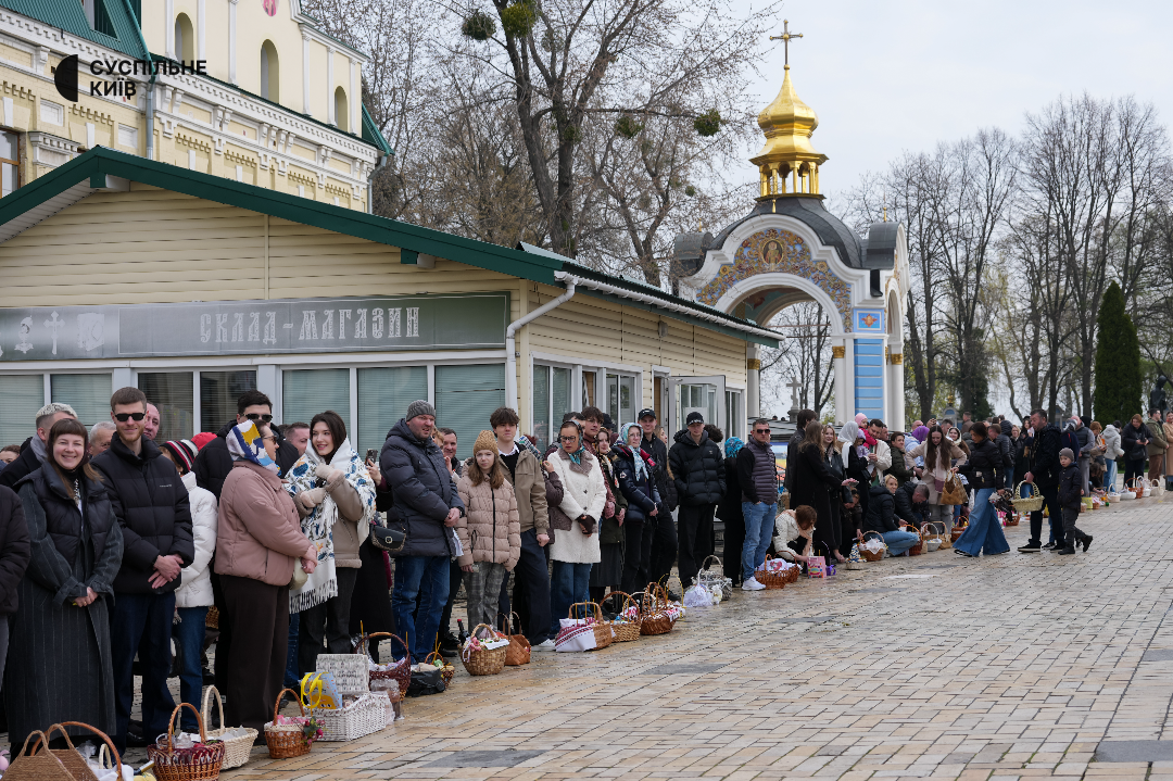 Великдень-2026: у столичних храмах моляться та освячують святкові кошики