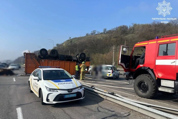 На Столичному шосе перекинувся сміттєвоз (відео)