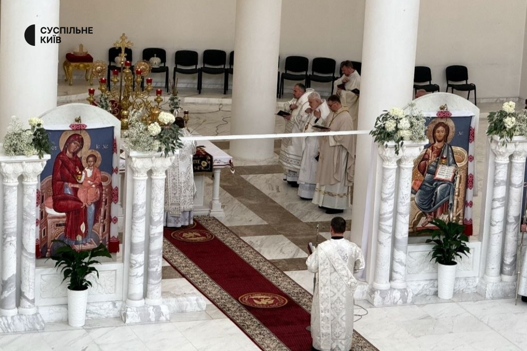 Великдень-2026: у столичних храмах моляться та освячують святкові кошики