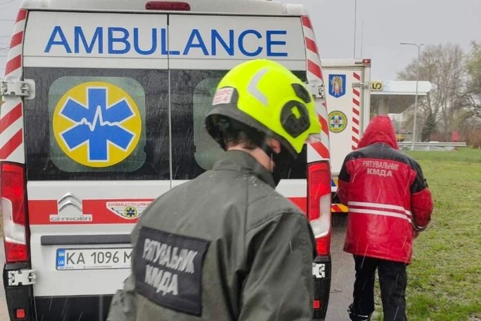 В Оболонському районі рятувальники КАРС визволили чоловіка з колодязя теплотраси