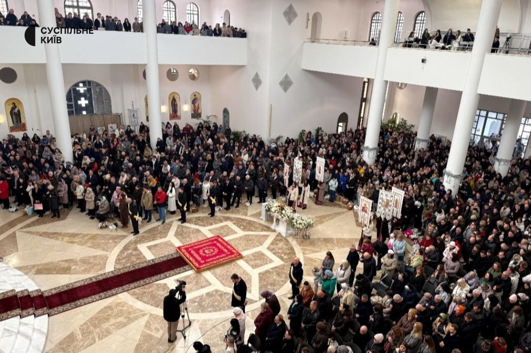 Великдень-2026: у столичних храмах моляться та освячують святкові кошики