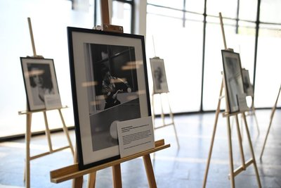 "Бути собі ціллю": історії про лідерство жінок з інвалідністю у фотовиставці на станції метро "Золоті ворота" у Києві