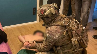 Київ: Схему шантажу позичальників криптовалюти викрито.