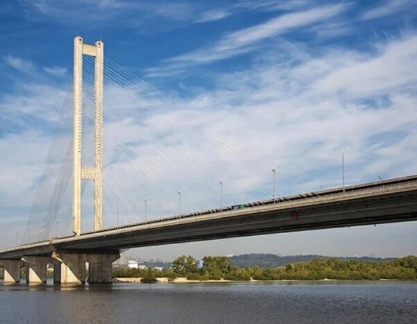 Київ: рух Південним мостом частково перекрито до 27 квітня (графік)