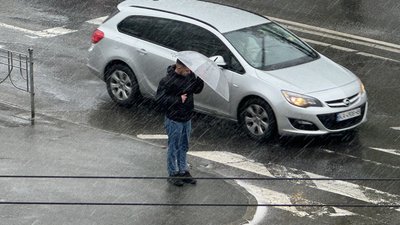 Київ потерпає від негоди: шалений вітер та град лютують у місті.