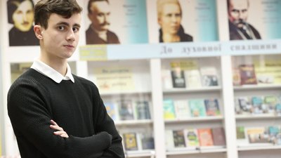 Сімферопольський поет Богдан-Любомир Притула здобув Міжнародну німецько-українську відзнаку імені Олеся Гончара. 2