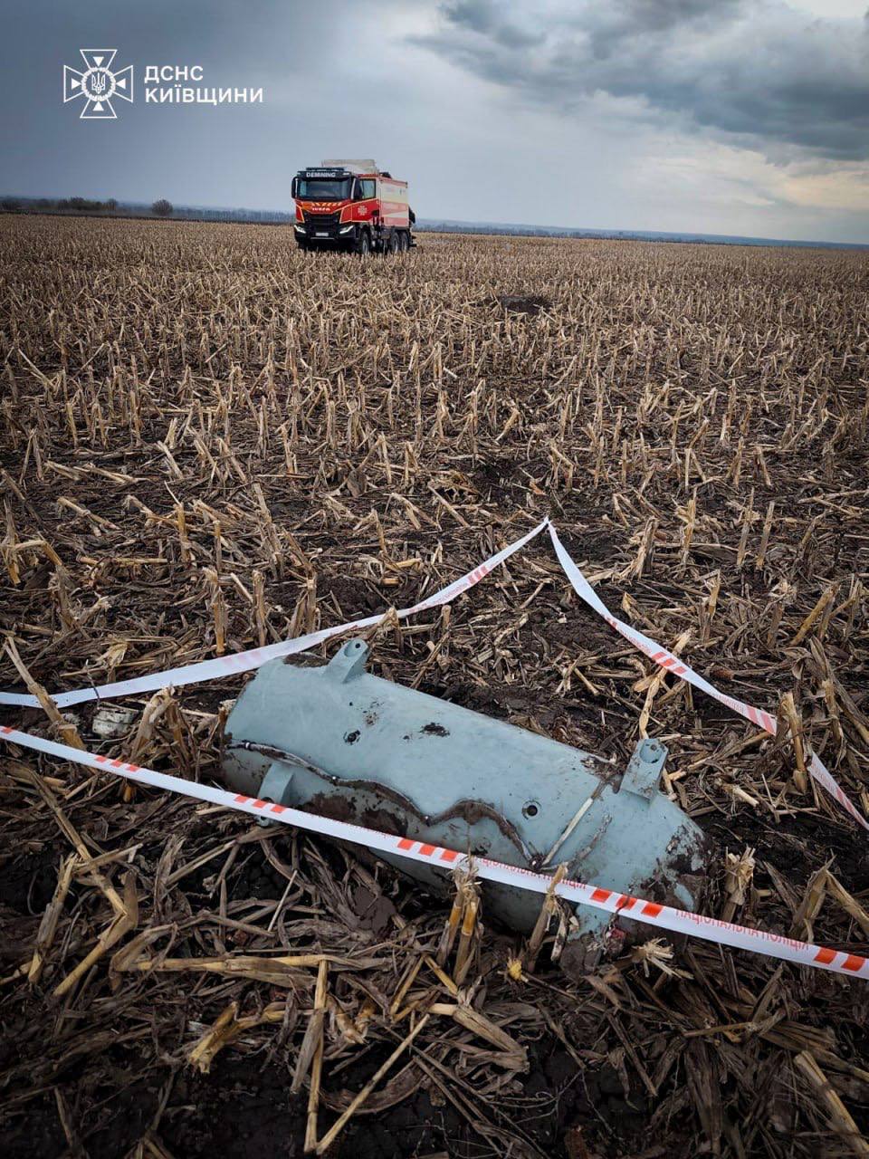 На Київщині посеред поля знайшли уламки російської ракети