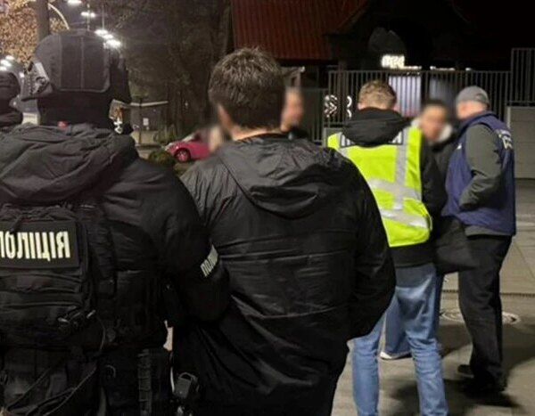 У Києві пару заарештовано за вимагання: обіцяли “вирішити питання” з військкоматом за 20 тисяч доларів.