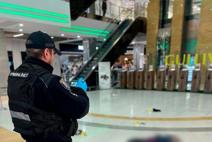 Впав з п'ятого поверху: у ТРЦ Gulliver загинув чоловік