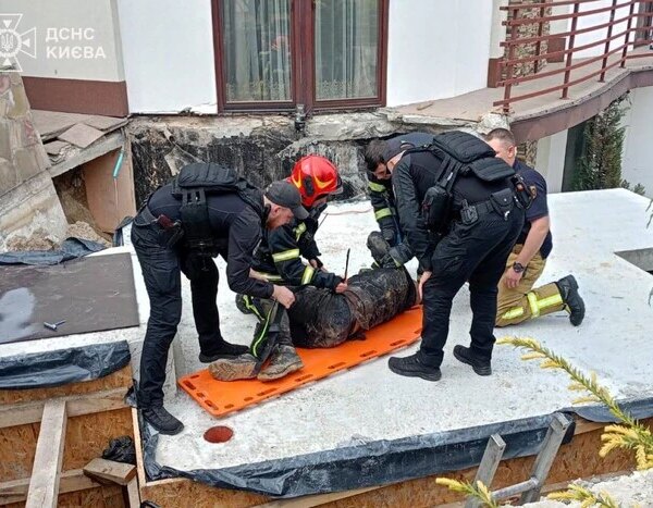 У Києві робітник зірвався у двометрову яму на будівництві, потрібна була підтримка рятувальників (фото)