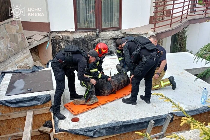 У Києві будівельник впав у двометровий котлован, знадобилася допомога ДСНС (фото)