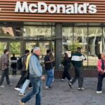 Макдональдз на Лук’янівці в Києві знову відкрито після російського нападу.