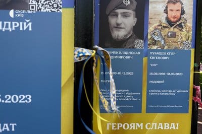 "Вони шанували і одягали вишиванки": у Києві вперше відбулася акція "Вишита стрічка пам'яті"