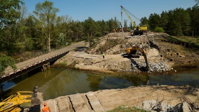 На Київщині зводять міст у Лебедівці: де ще відновлять переїзди