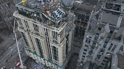 У серці Києва реконструюють БД Grand після ракетної атаки.
