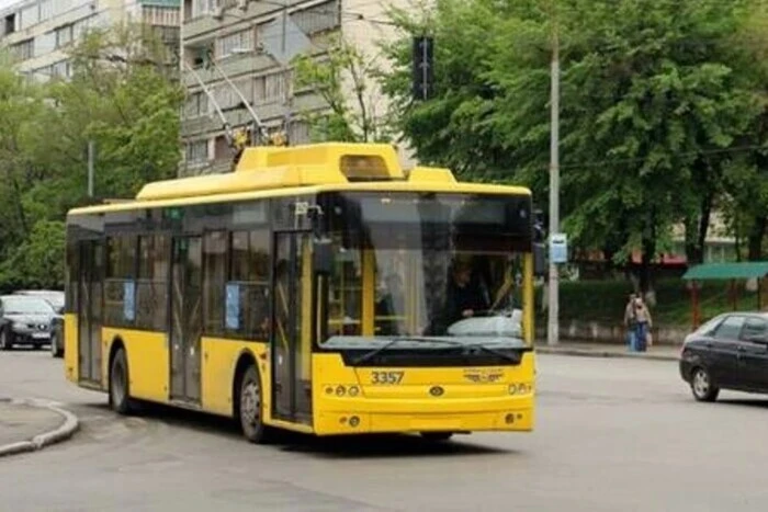 Головна 20 Київ: корекція шляхів автобусів, тролейбусів і зупинка трьох трамваїв.