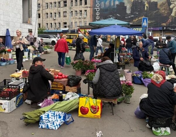 На Лук’янівський ринок, що постраждав від російського обстрілу, повертаються торговці (знімки)