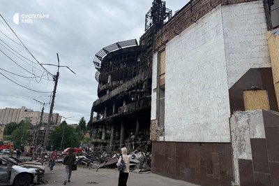 Бізнес попри руйнування: Київський Лук’янівський ринок, пошкоджений російською атакою, відновлює роботу