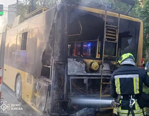 У Подільському районі тролейбус спалахнув під час руху (фото)