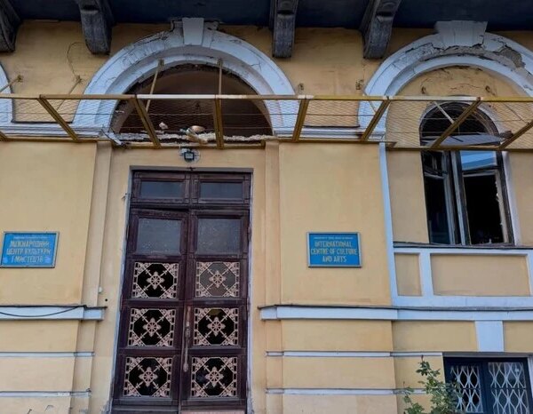 Київський Жовтневий палац сильно постраждав від російського обстрілу (знімки, відеоматеріали)