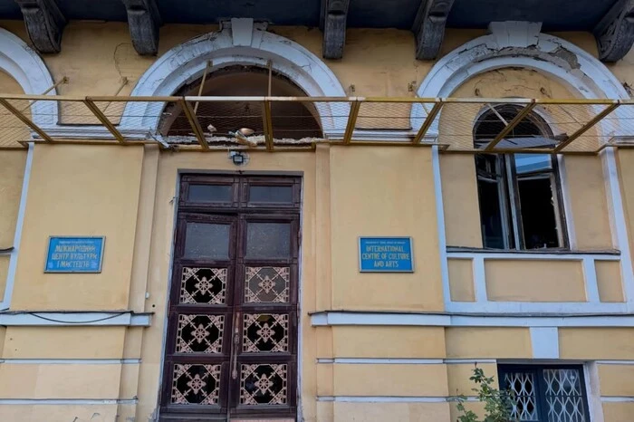 Жовтневий палац у Києві зазнав значних пошкоджень через обстріл РФ (фото, відео)