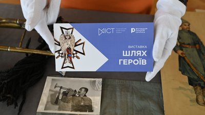 Київ побачив унікальні реліквії армії УНР, що десятиліттями перебували в Канаді. 2
